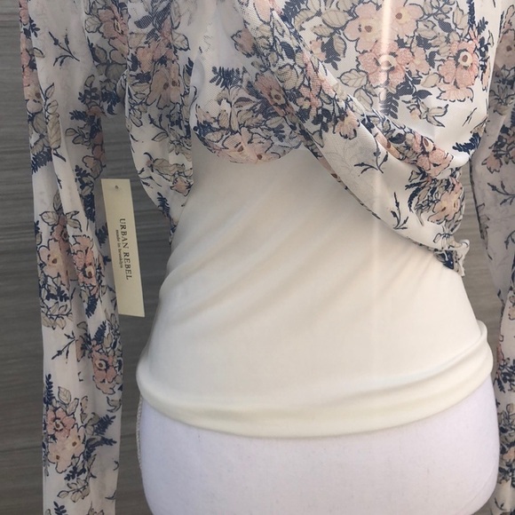 Floral blouse Size M New with tags - Picture 7 of 7